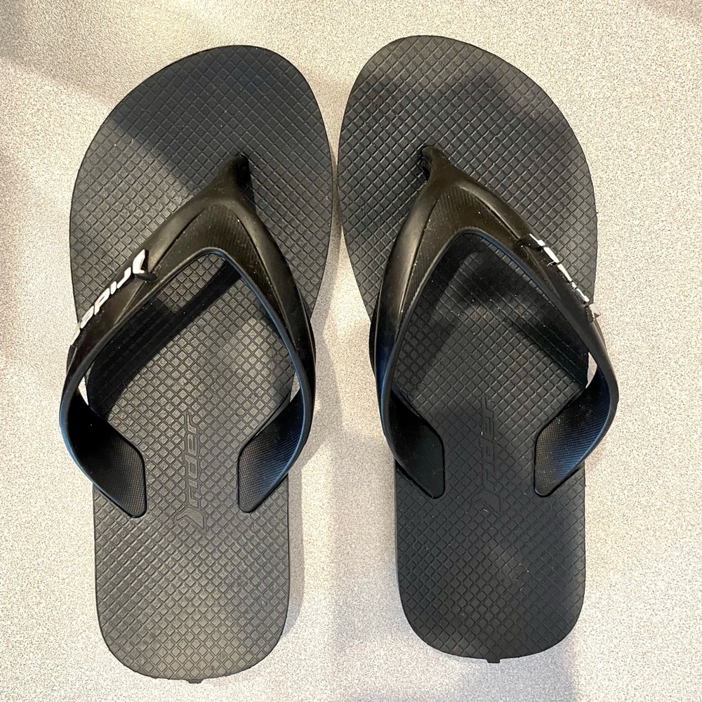 Rider flip flops kids size 3